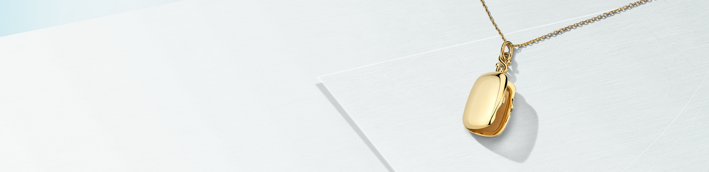  Pendentif m&eacute;daillon en or jaune 18KT sur fond blanc